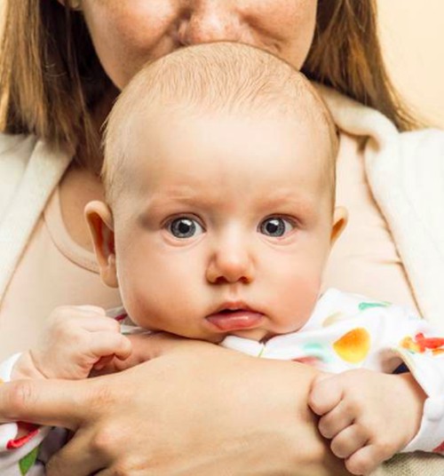 Kaip teisingai nešioti kūdikį, kad nepakenktume jo stuburui?