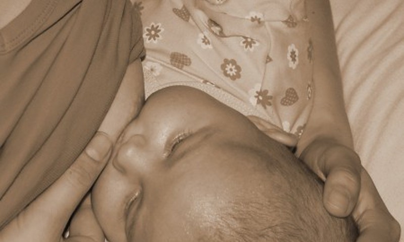 Kaip neskausmingai nutraukti žindymą