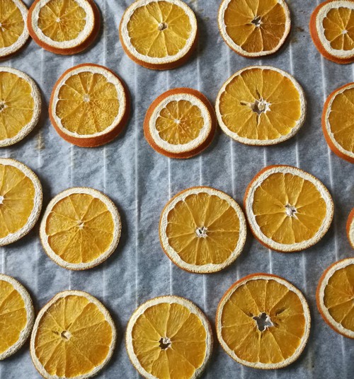 Tvarios ir kvapnios kalėdinės dekoracijos iš apelsinų: 4 būdai, kaip pasigaminti