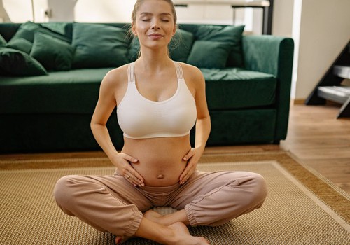 9 priežastys, kodėl joga naudinga nėštumo metu