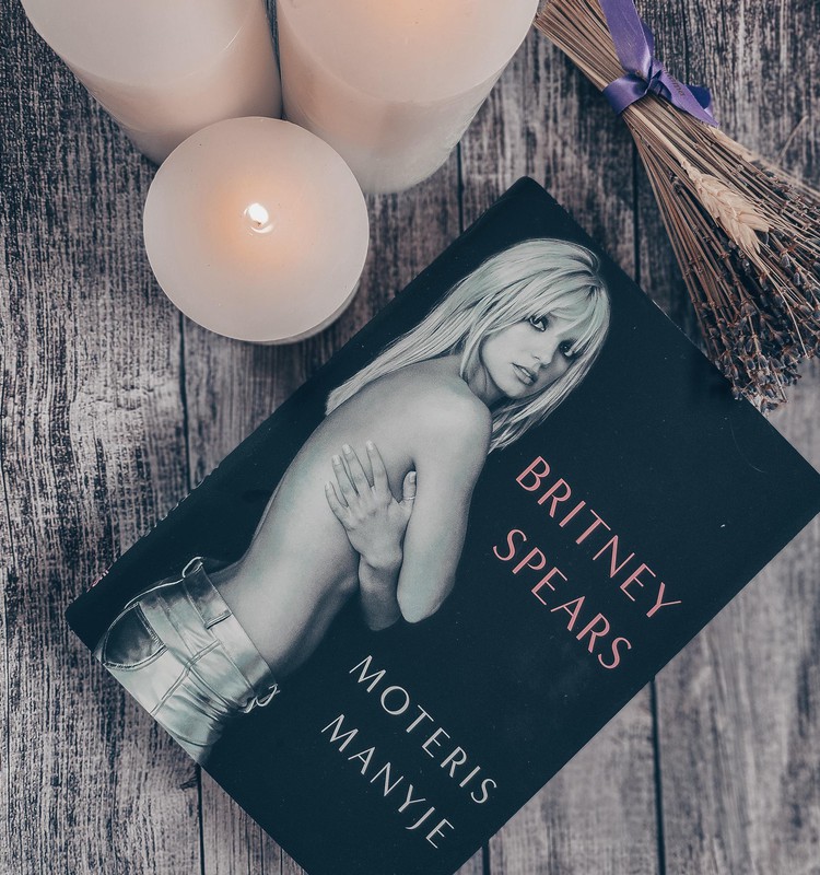 Britney Spears - "Moteris manyje"