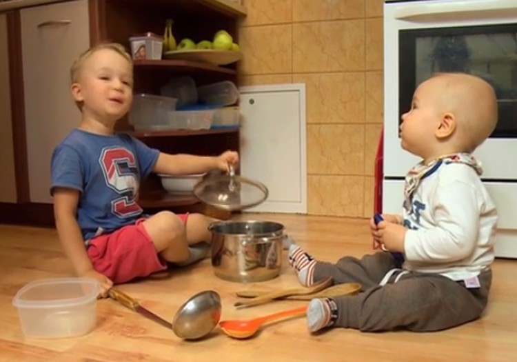 Kodėl ritmingoje aplinkoje vaikas jaučiasi saugus arba žaidimai su mažyliais iki metukų