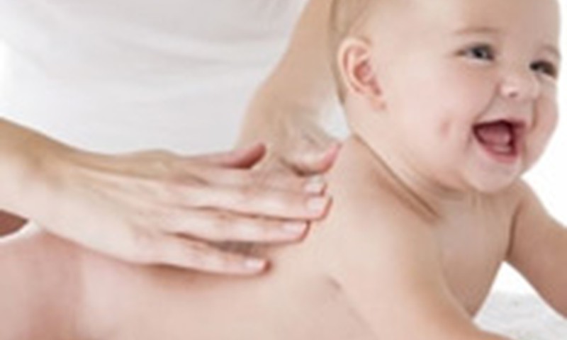 Kas tinkamesnis kūdikio masažui – aliejus ar kremas?