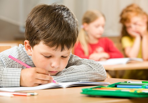 Vaikų kančias mokykloje gali sumažinti ir blizgus rašiklis