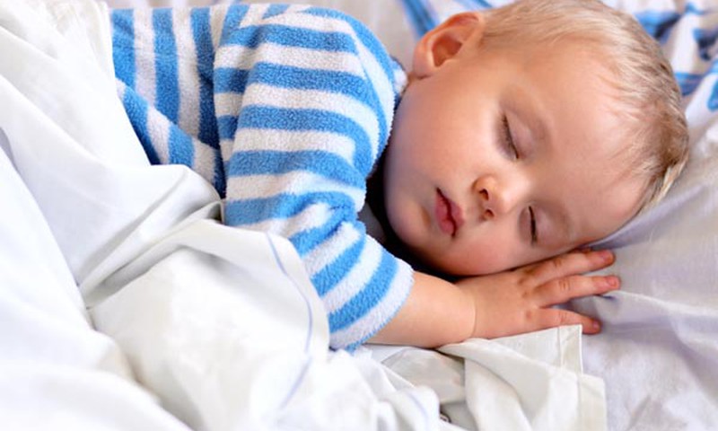 Kiek valandų turi išmiegoti dviejų metų vaikutis?