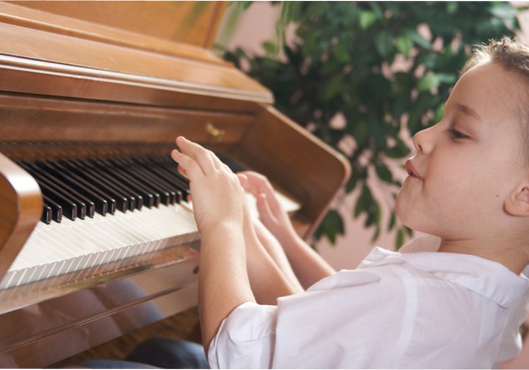 Ar įkalbinėti vaiką lankyti muzikos mokyklą, kai jis nenori?