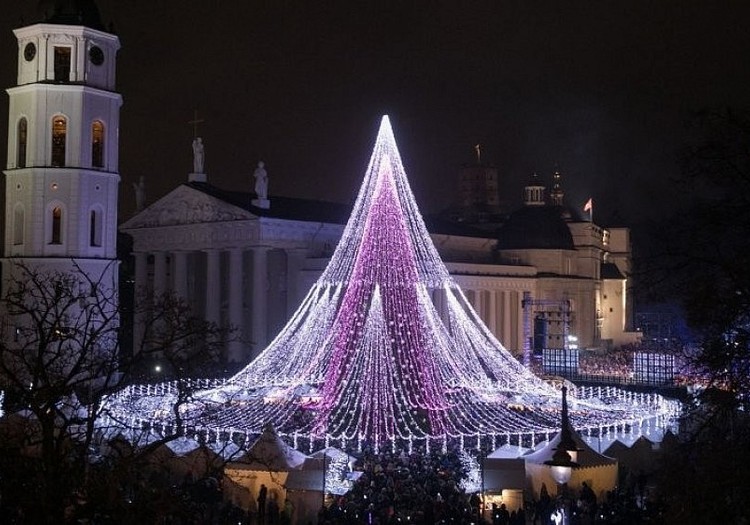 Kalėdų laukimas šiemet bus kitoks - eglučių įžiebimą stebėsime online