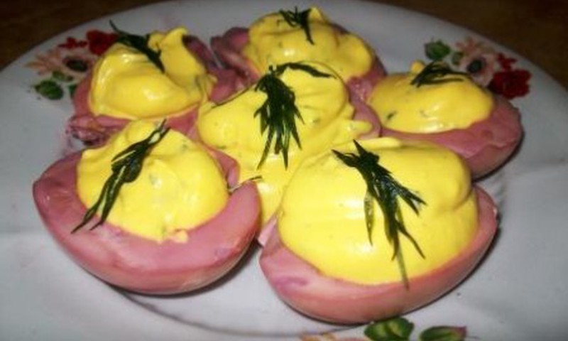 Rožiniai kiaušiniai žaismingam stalui