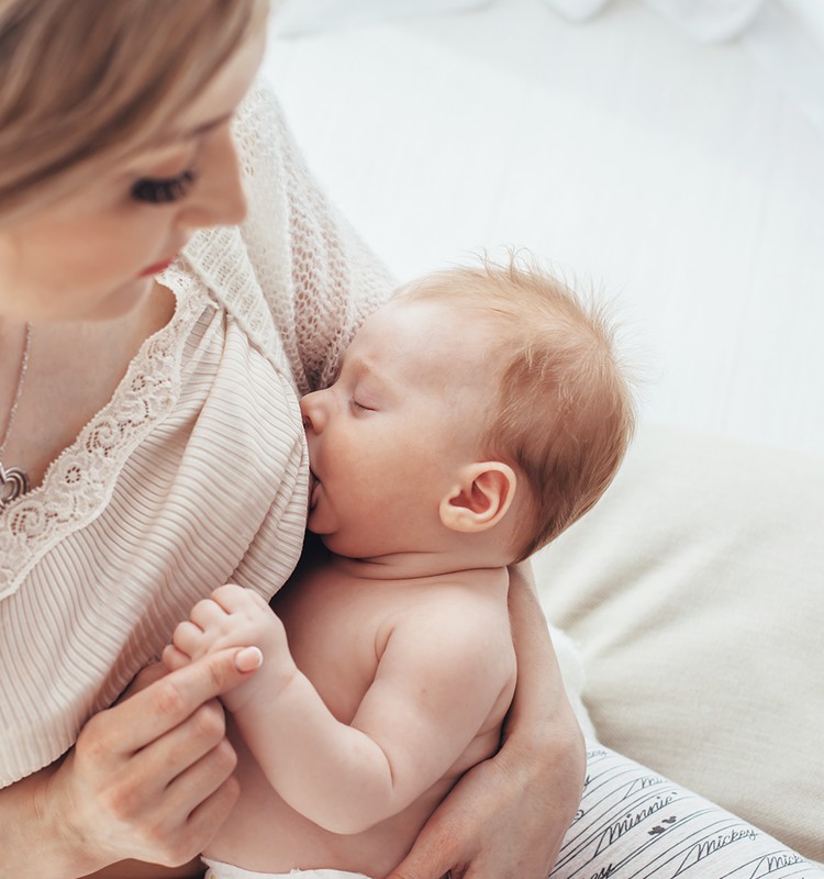 Mamos pieno nauda, arba į ką atkreipti dėmesį, jei prireikia maitinimo pieno mišiniu