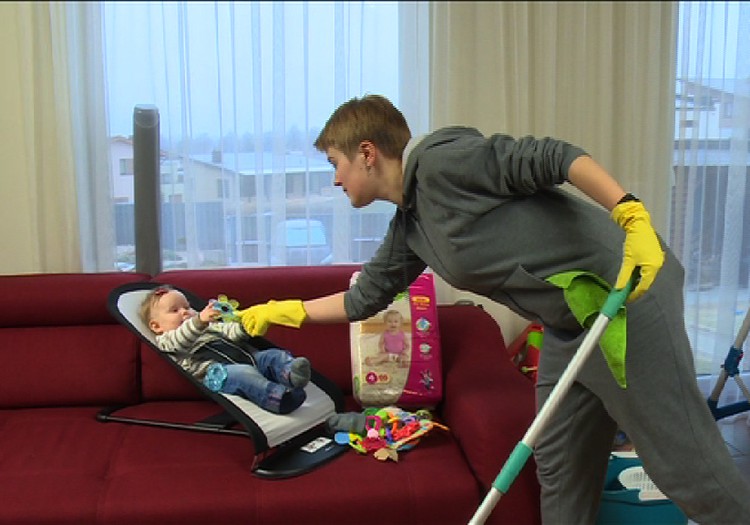 VIDEO "Super mažylė": Švariname namus kartu su vaikučiu