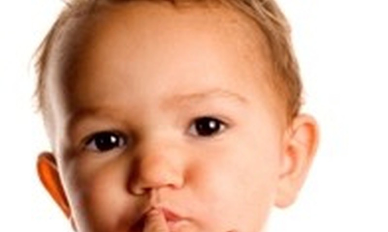Kodėl vaikas čiulpia nykštį ir kramto nagus?