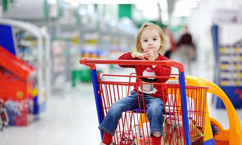Kaip elgtis, kai tenka apsipirkinėti su vaiku?