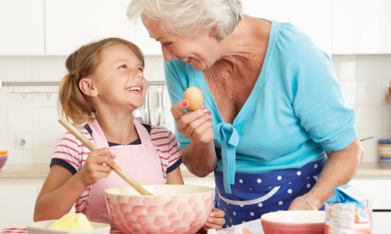Senelių ir anūkų santykiai arba kodėl ledų porcijos pas močiutes didesnės? 