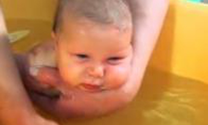 Kiek ilgai reikia prausti kūdikį virintu vandeniu?
