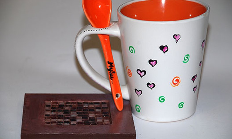 PASIDARYK PATI: dekoruotas puodelis ir padėkliukas su mozaika