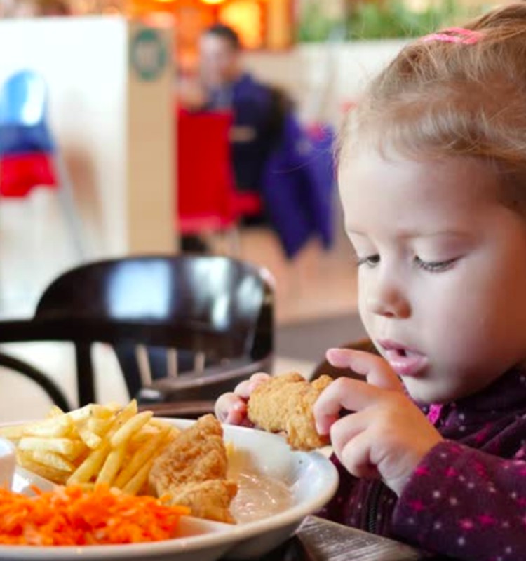 Kokių mėsos produktų vaikai neturėtų valgyti: pataria V.Kurpienė