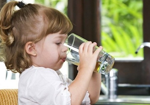 Kiek skysčių mažyliui reikia išgerti per dieną?