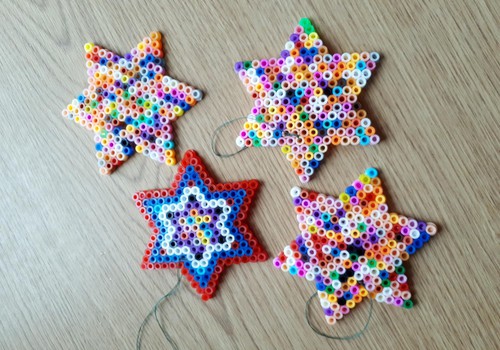 Kalėdiniai darbeliai- hama beads karoliukų papuošimai eglutei. 