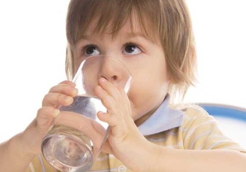 Kokį vandenį naudoti mažylių mityboje?