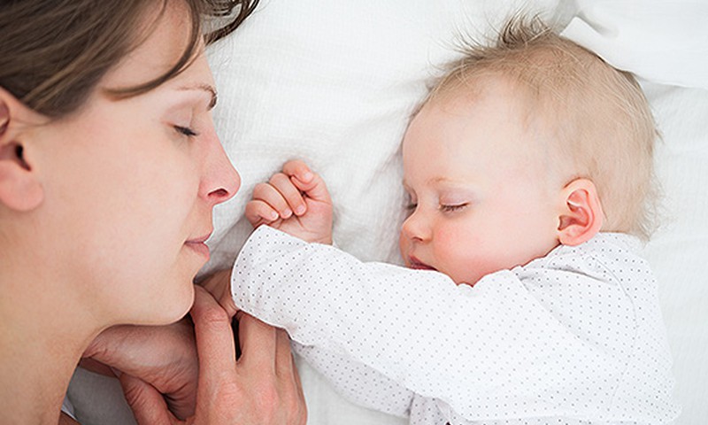 Kūdikis pabudinėja naktimis: kodėl ir kaip nuraminti?