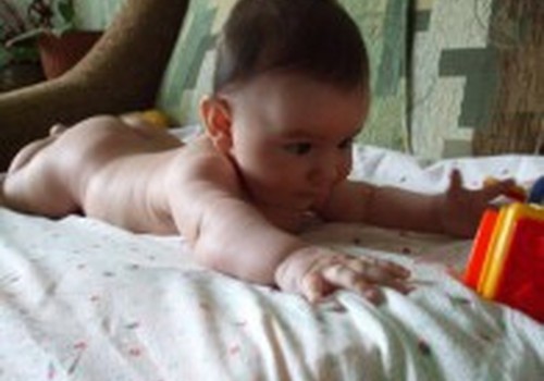 Pratimai, stiprinantys kūdikio nugaros ir kaklo raumenis