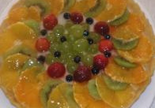 Gaivus pyragas su vaisiais ir uogomis