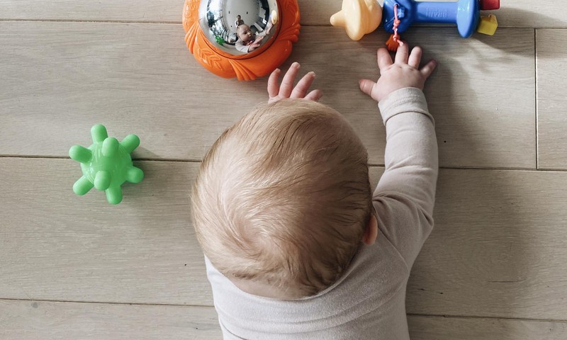Kaip taisyklingai guldyti kūdikį ant pilvuko ir kuo jį užimti, kad gulėjimas nepabostų?