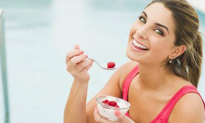 Ką valgyti vasarą, kad nepriaugtum svorio: dietologės patarimai + receptai