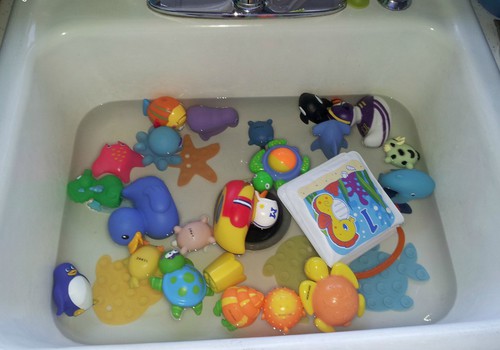 Kaip tinkamai plauti ir valyti vaikiškus žaislus?
