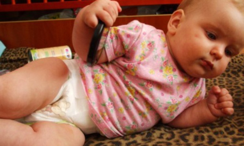 Kur geriau kūdikiui: vibrokėdutėje ar ant grindų?