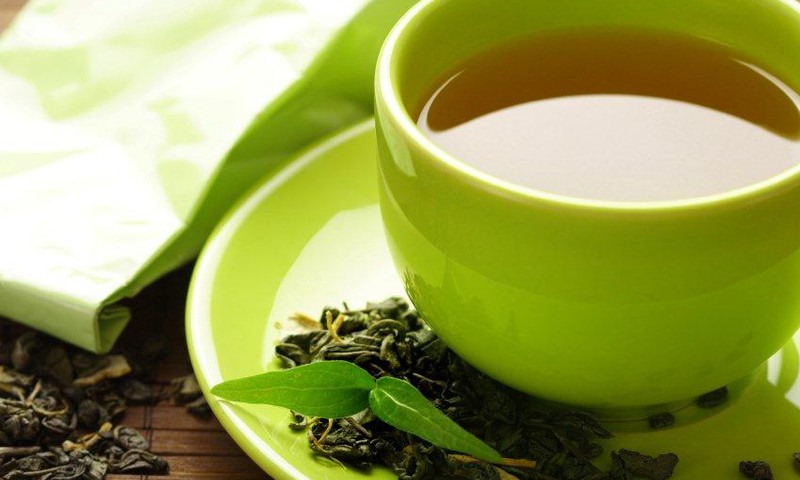 Ar besilaukiant galima gerti žalią arbatą?