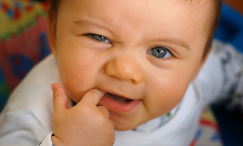 9 būdai, kaip padėti vaikučiui nuo dantų dygymo skausmo