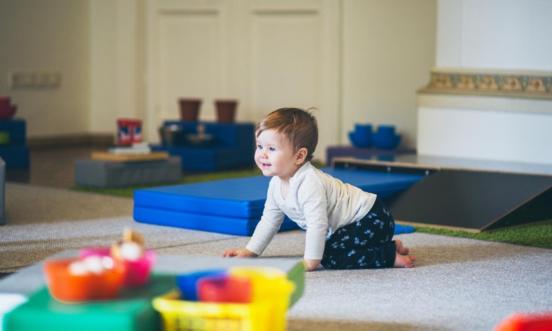 Ką veikti su 6-8 mėnesių mažyliu: naudingi žaidimai ir kineziterapeutės patarimai