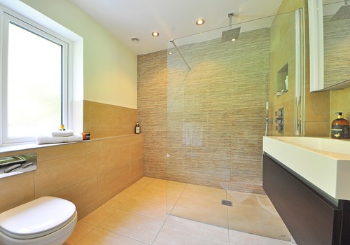 TOP 7 patarimai, kaip vizualiai padidinti vonios kambarį