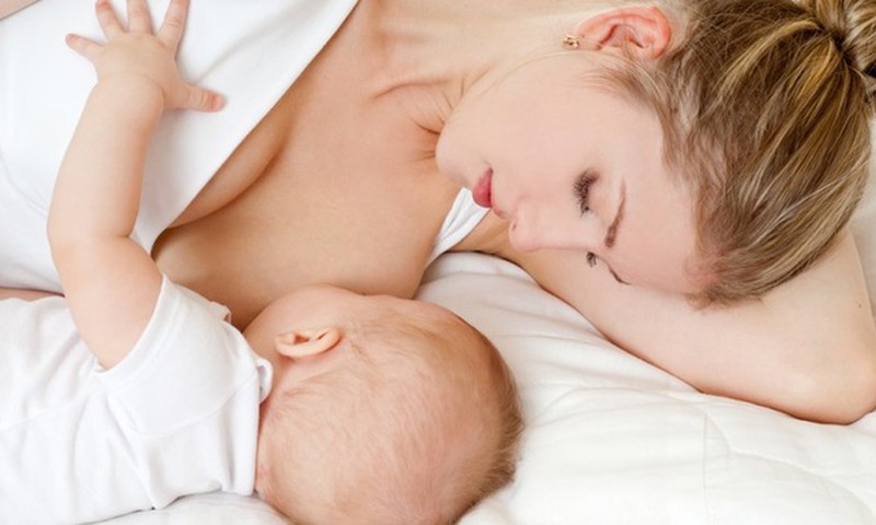 Kūdikis žinda krūtį 5 minutes: ar jis pasisotina?