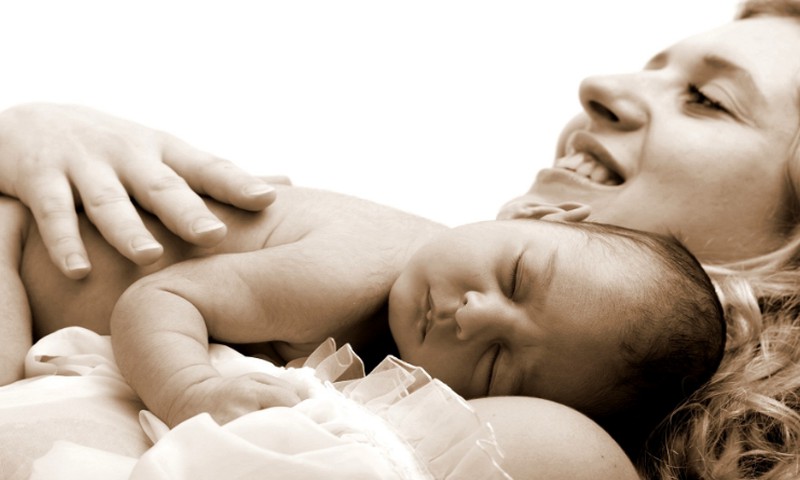 Glostymai ir apkabinimai kūdikiui - svarbus informacijos šaltinis