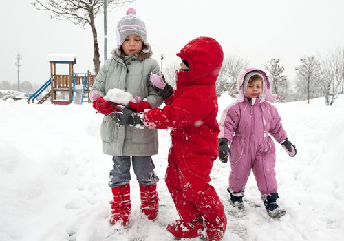 Vaikų žaidimai lauke reikalingi ir žiemą: idėjos, ką veikti