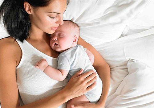 Jei kūdikis išmiega naktį - ar užteks pienelio dieną?