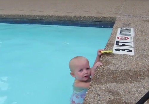Vos vaikštantis kūdikis plaukia lyg žuvis