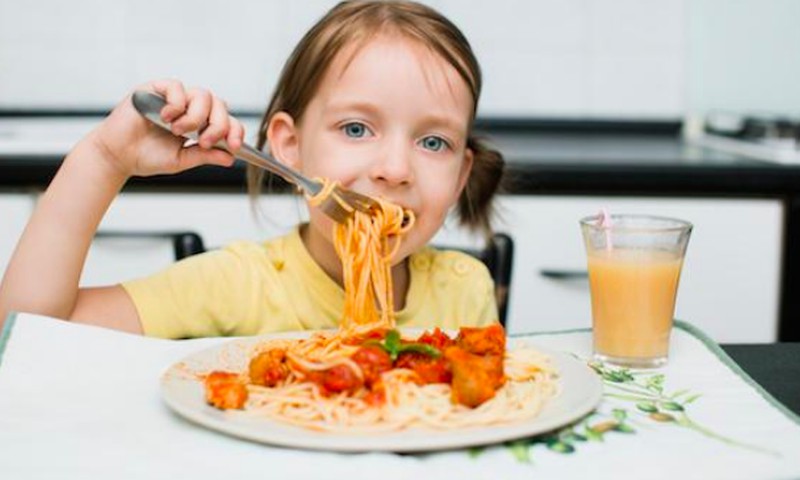 Kodėl vaikams būtina pietauti? Subalansuotų pietų pavyzdys.