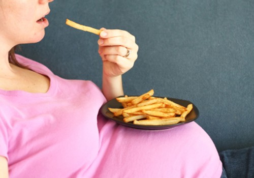 Tyrimai rodo: nesveikas nėščiosios maistas kenkia vaikučiui
