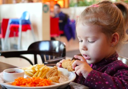 Kokių mėsos produktų vaikai neturėtų valgyti: pataria V.Kurpienė