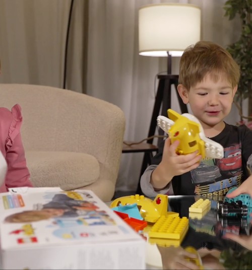 Kuo ypatingas LEGO DUPLO rinkinys „Pirmasis apsilankymas oro uoste“?