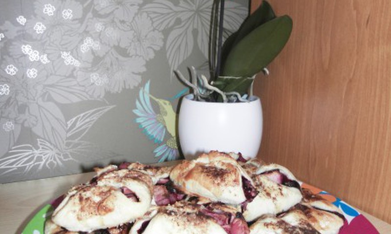 Skarelės su obuoliais ir mėlynėmis