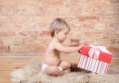 Kiek dovanų verta dovanoti vaikui kalėdiniu/naujametiniu laikotarpiu?