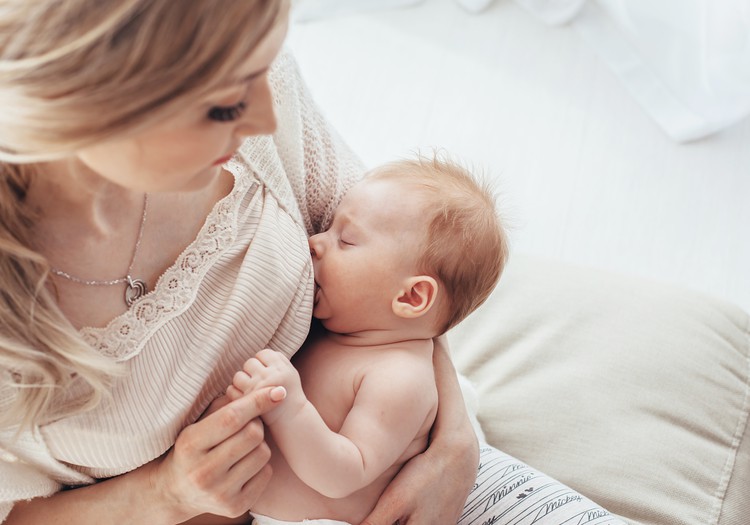 Mamos pieno nauda, arba į ką atkreipti dėmesį, jei prireikia maitinimo pieno mišiniu