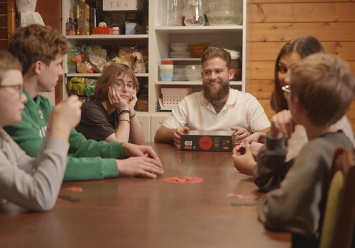 Septynis vaikus globojanti kauniečių šeima: žmonės stebisi, kad jauni žmonės gali globoti