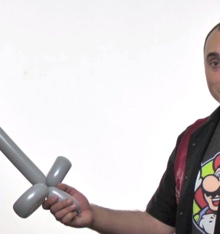 VIDEO pamokėlė: Kaip pasidaryti kardą iš baliono