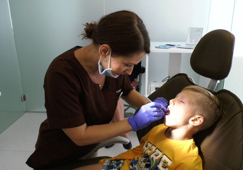 VIDEO: Kaip sutaisyti vaiko dantukus, jei jis bijo?