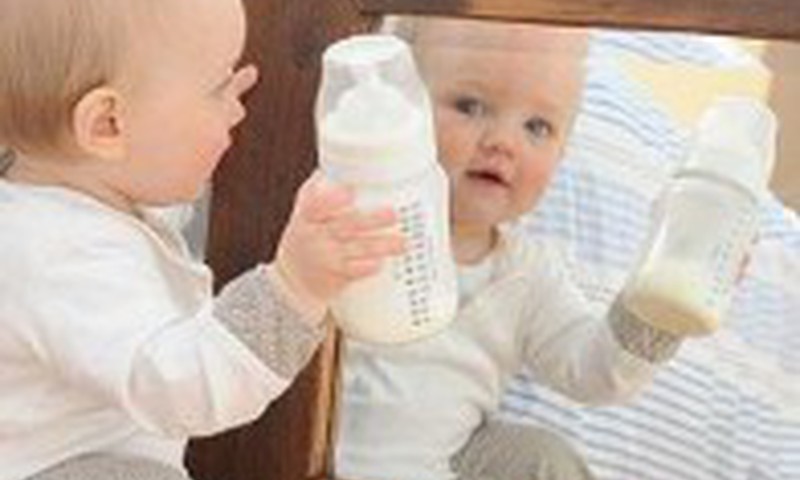 Mama: norvegų gydytojai pataria po žindymo duoti ir mišinuko